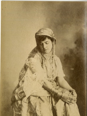 Tirage Albuminé Original - Tunisie, Intérieur D'un Fondouk - Vers 1890 - 20x25 Cm