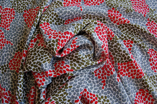 Vtg Silk Crepe Fabric Abstract Animal Spot Dot Novelty Print Red Green White 2.6 - Bild 10 von 11