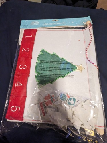 Disney Mickey Mouse felt advent calendar with 24 velcr-o Felt ornaments - Picture 3 of 3