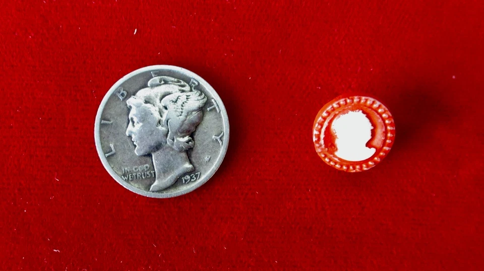 Set of 11 Hand-Painted Small Porcelain Cameo Buttons - Image 4 of 4