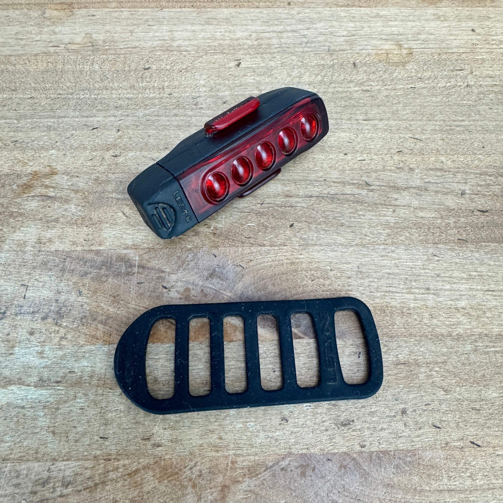 Luz Trasera Bicicleta Lezyne Strip Drive Pro Roja LED 300 + Montaje 51g