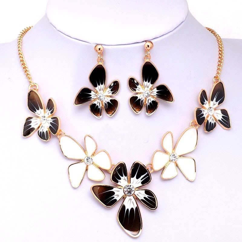 Parure de bijoux plaqué or jaune et cristal clair avec détails en laque florale