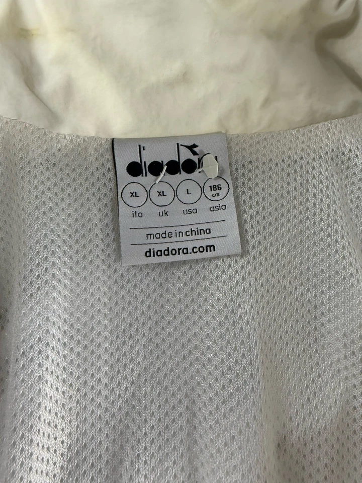 Chaqueta cortavientos y pantalones chándal vintage de fútbol con logotipo grabado de Diadora Foto 4 de 4