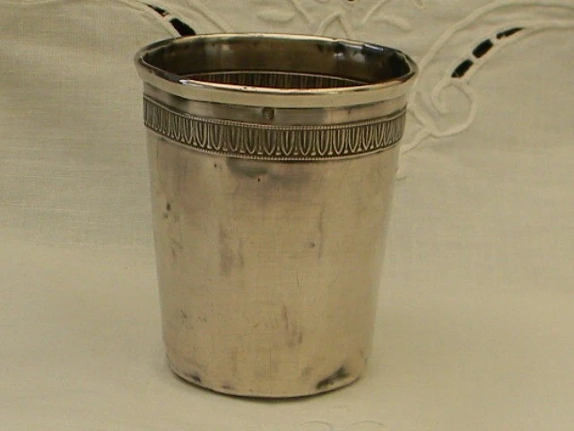 Timbale en métal argenté art-déco,en écrin | Marne Antic