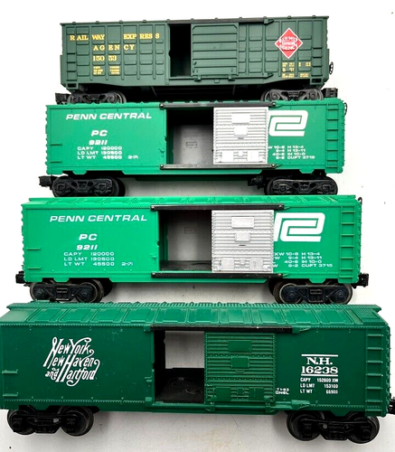 4 GRÜNE LIONEL BOXCARS, REA, PENN CENTRAL + NYNHH - KUPPLUNGEN FUNKTIONIEREN - Bild 1 von 8