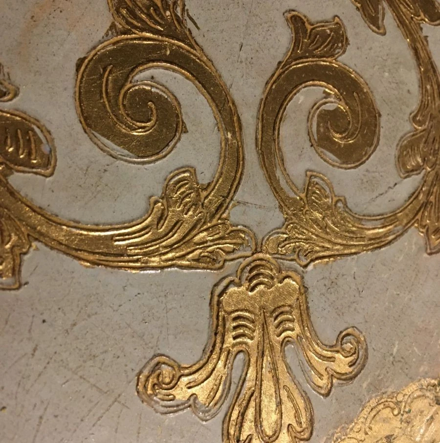 Par de mesas de aninhamento. Estilo provincial francês. Creme e dourado. Angustiado. - Imagem 4 de 4