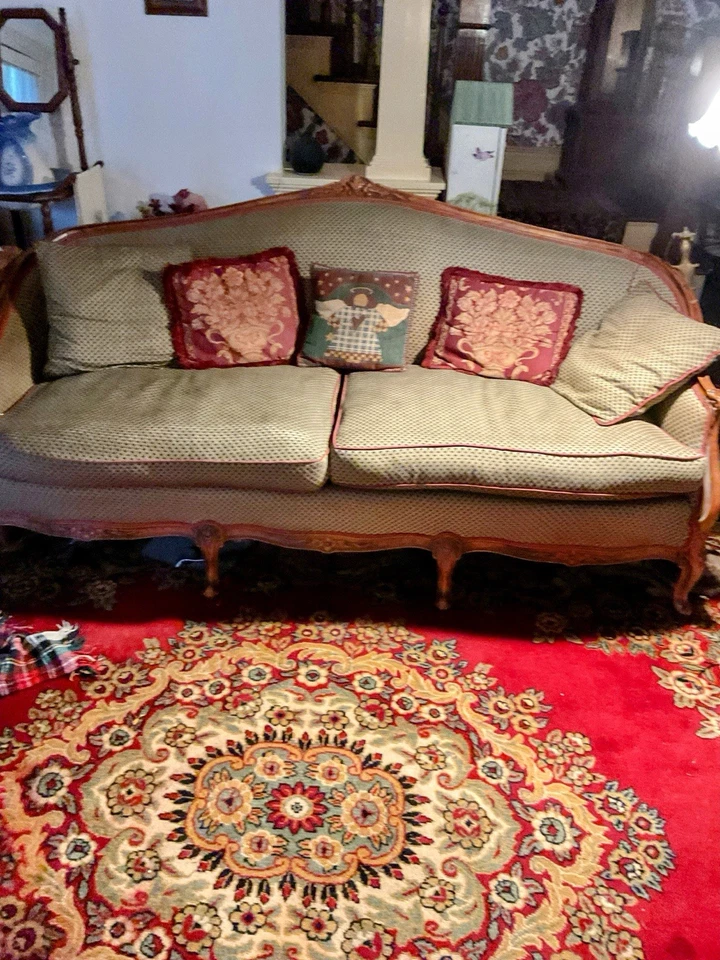 Piezas de roble de campo en venta. Sofá victoriano. Precio razonable. Foto 3 de 4