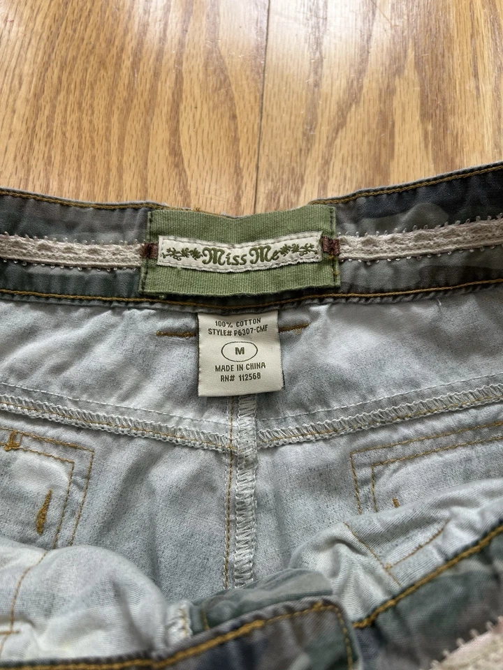 Pantalones capris de patinador cargo Miss Me con tachuelas camuflados tiro bajo talla M vintage y2k para mujer Foto 4 de 4