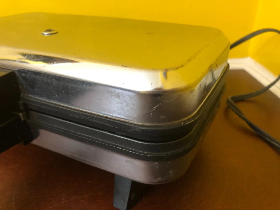 Vintage Disney Vitantonio Mickey & Minnie Waffle Sandwich Maker 850NS Tested - Image 3 of 4