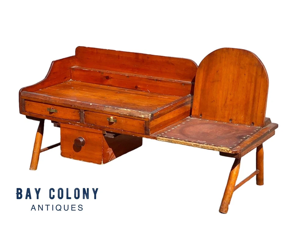 Banco/mesa de centro antigo country primitivo de pinho com 3 gavetas - Imagem 2 de 4