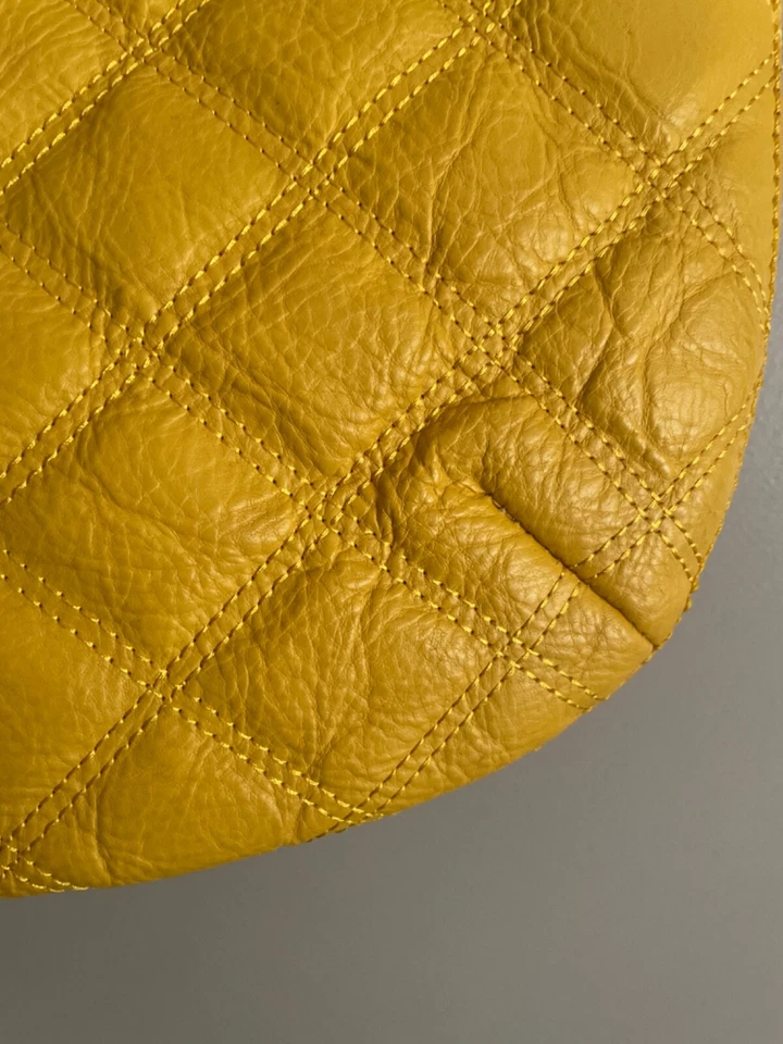 J. Cartera hobo de cuero acolchada Avery amarilla Crew, usada en excelente estado Foto 3 de 4