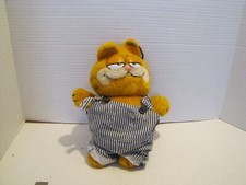 VTG 1981 DAKIN GARFIELD 10 1/2" PLUSH STUFFED ANIMAL IN OVERALLS USED B1