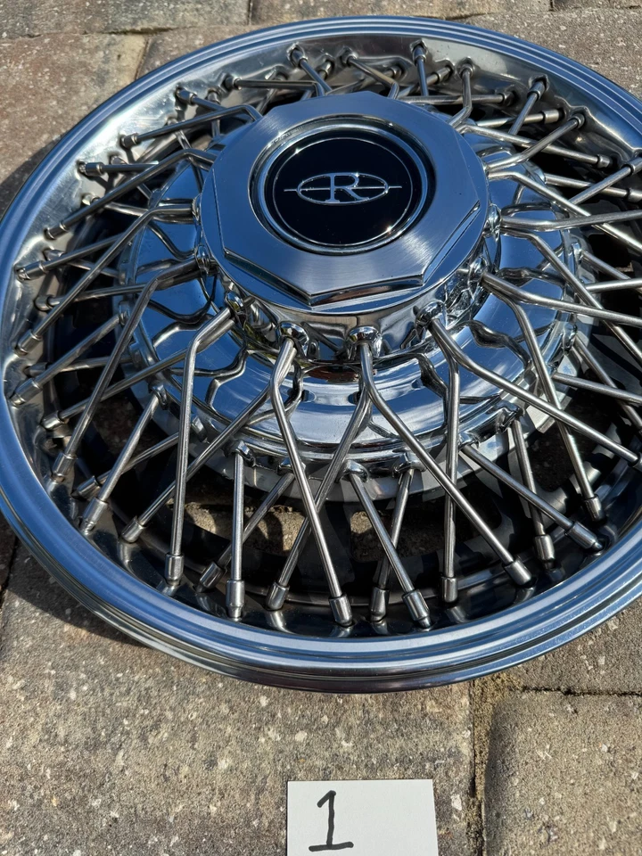 (4) 1981 Buick Riviera OEM 15" Wire Wheel Covers Foto 2 de 4