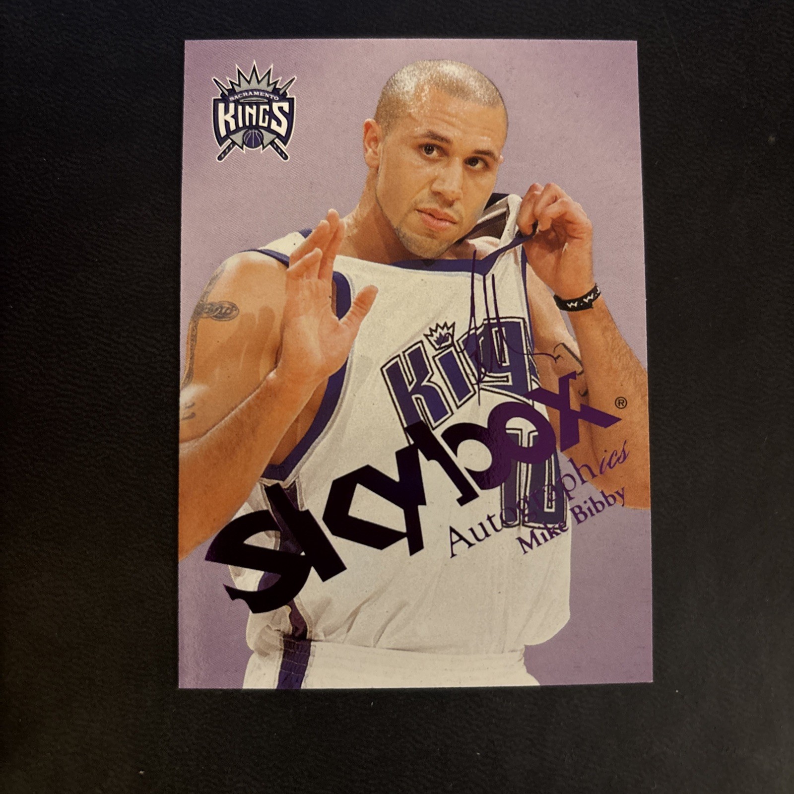 2003-04 Skybox Autographics Purple Royal Insignia #36 Mike Bibby /25