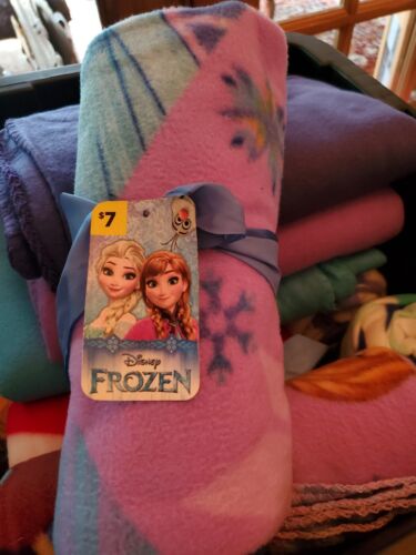 Disney Frozen Travel Blanket - Picture 1 of 3