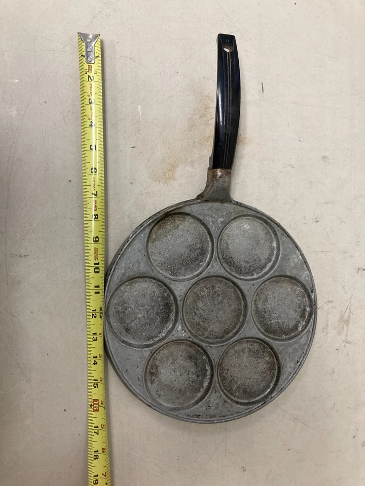 Lot of 2 Wagner Ware Sidney 0 Cast Iron High Base Waffle Iron-3 Piece & Nordic - Image 2 of 4