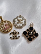 LOTTO 4 ciondoli Chanel UNICO ciondoli cerniera pulsante estraibile  