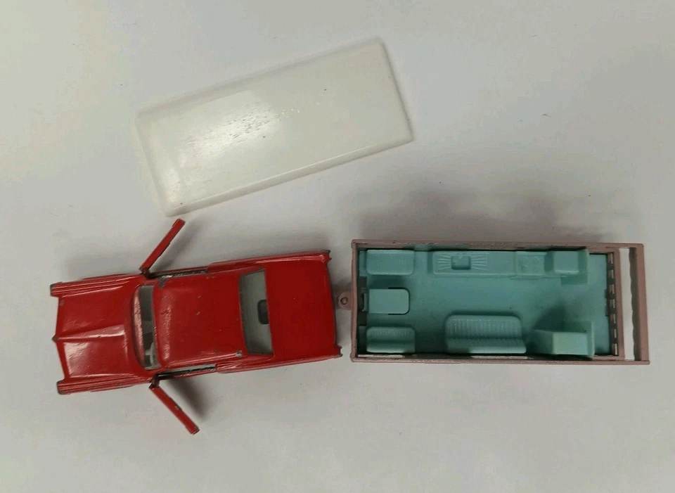 Lesney Matchbox Pontiac G.P. Sport Coupe Red N°22 & N°23 Trailer Caravan Pink - Image 3 of 4