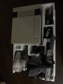 Nintendo NES System Deluxe Set PAL Console w R.O.B., Zapper, 12 Games pac man og