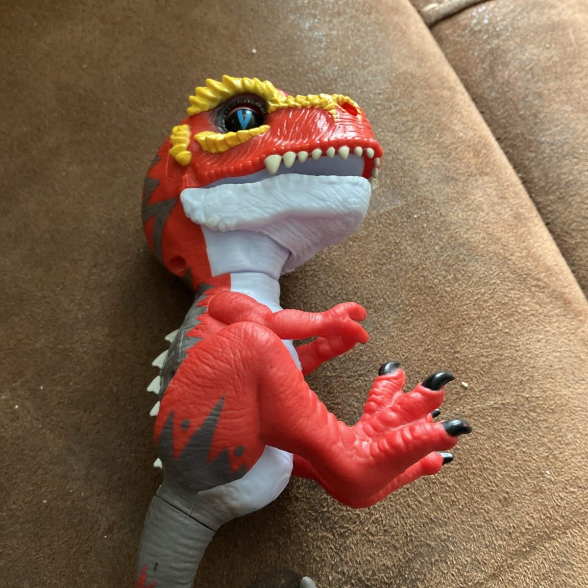 Fingerlings Untamed Dino T-Rex Ripsaw Action Figures Toys Red