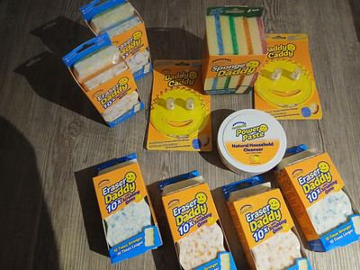 Scrub Daddy Eraser Daddy 10er Schwämme + Daddy Caddy Saugnapf + Power Paste