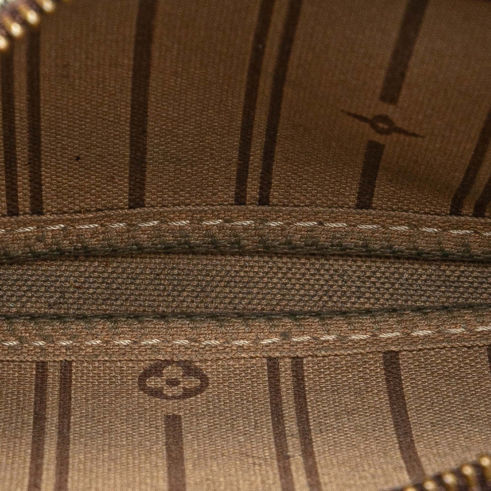 Authenticated Louis Vuitton Monogram Patch Mini P… - image 4