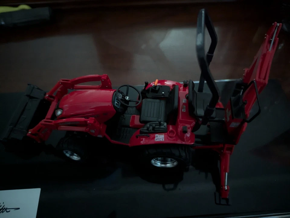 Red 1/18 TYM Tractor Diecast In great Condition makes a great Christmas gift - Image 3 of 4