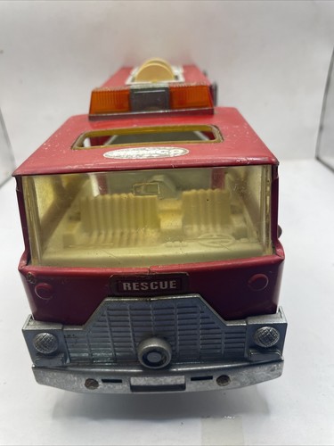REMCO 1986 Red Metal Fire Truck Rescue Engine #8 Vintage GA13 - Picture 2 of 8