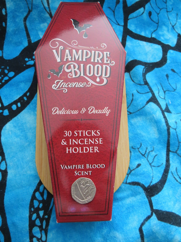 Juego de 30 palos de incienso y soporte en forma de ataúd de sangre de vampiros en caja de regalo - Imagen 7 de 8