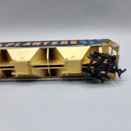 Tyco HO Scale Planters Peanuts 3-Bay Covered Hopper Freight Train Car C-8 - Picture 7 of 10