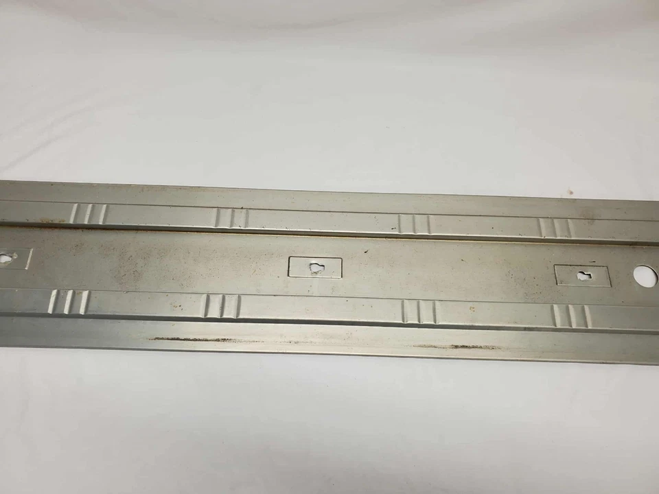 K5 Blazer отделки панели молдинг монтажный кронштейн задней двери Chevy 1981-1991 OEM б/у - Изображение 2 из 4