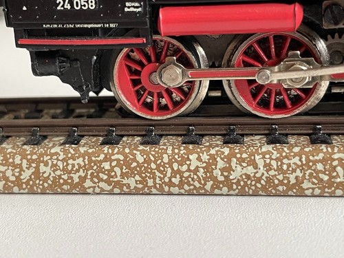 Marklin 3 Rail DB Black/Red 2=6-0 24 058 Steam Loco - Picture 11 of 11