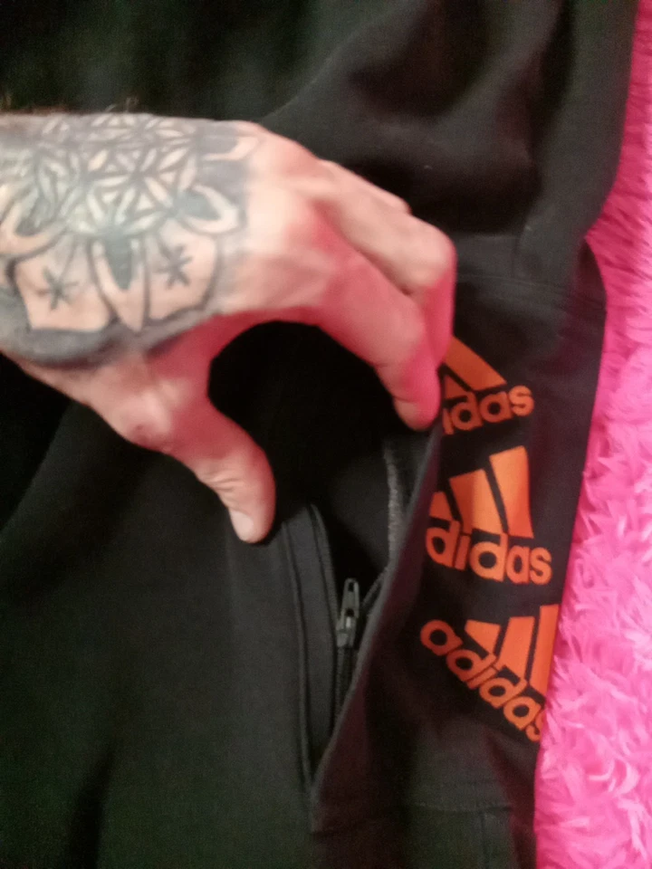 Pantalones de vellón Adidas Essentials BrandLove para hombre talla pequeña negros y naranjas Foto 3 de 4