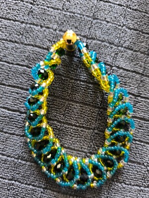 Armband aus Glasperlen in Farbe Grün/Blau/Gelb mit einem Steckmagnetverschluss