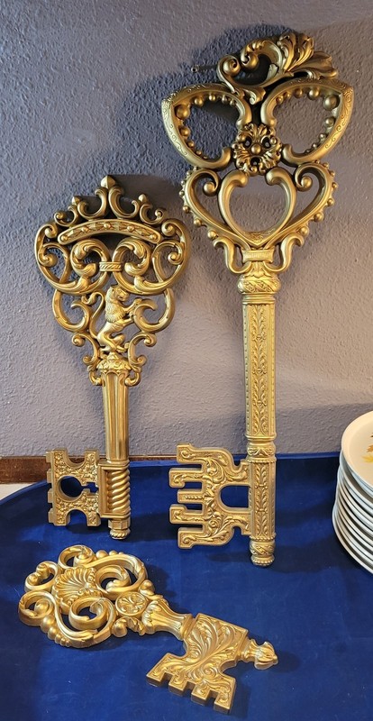 Vintage Syroco Dart Gold Skeleton Keys Wall Decor Set Of 3 Mid Century Plastic