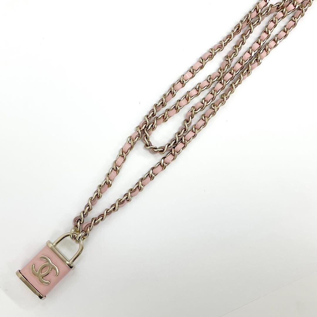CHANEL Coco Mark Padlock Cadena Charm Pink/Gold Necklace