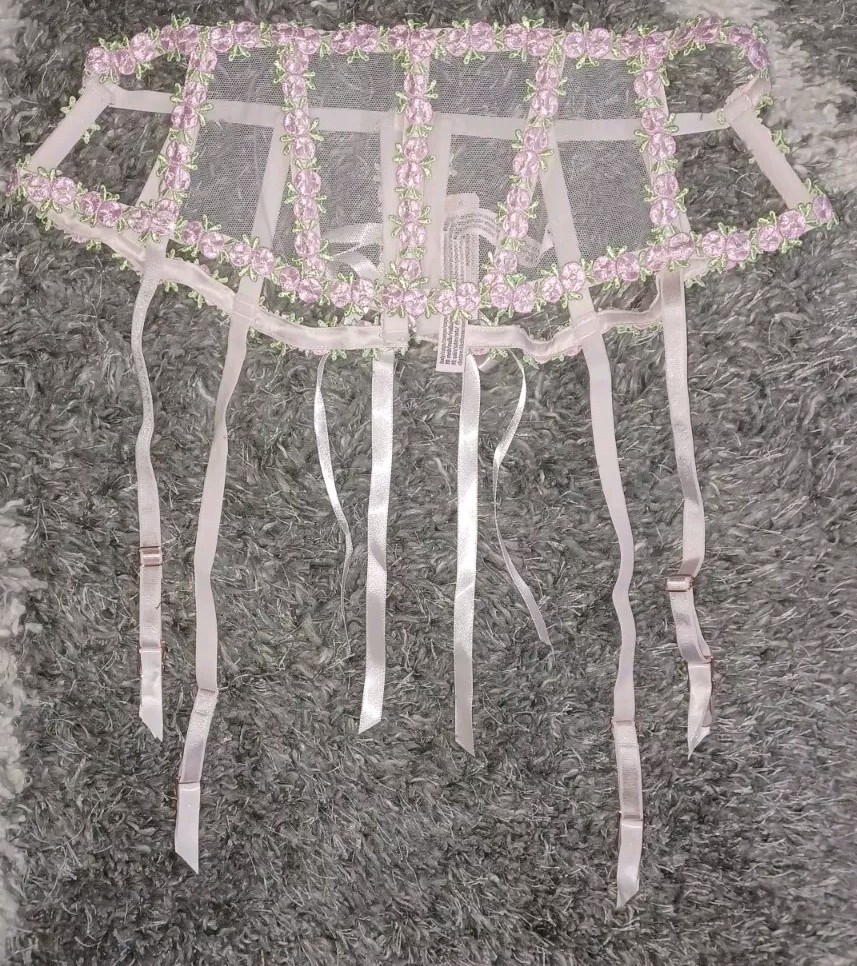 New VS dream angel floral embroidered garter belt Size m/l