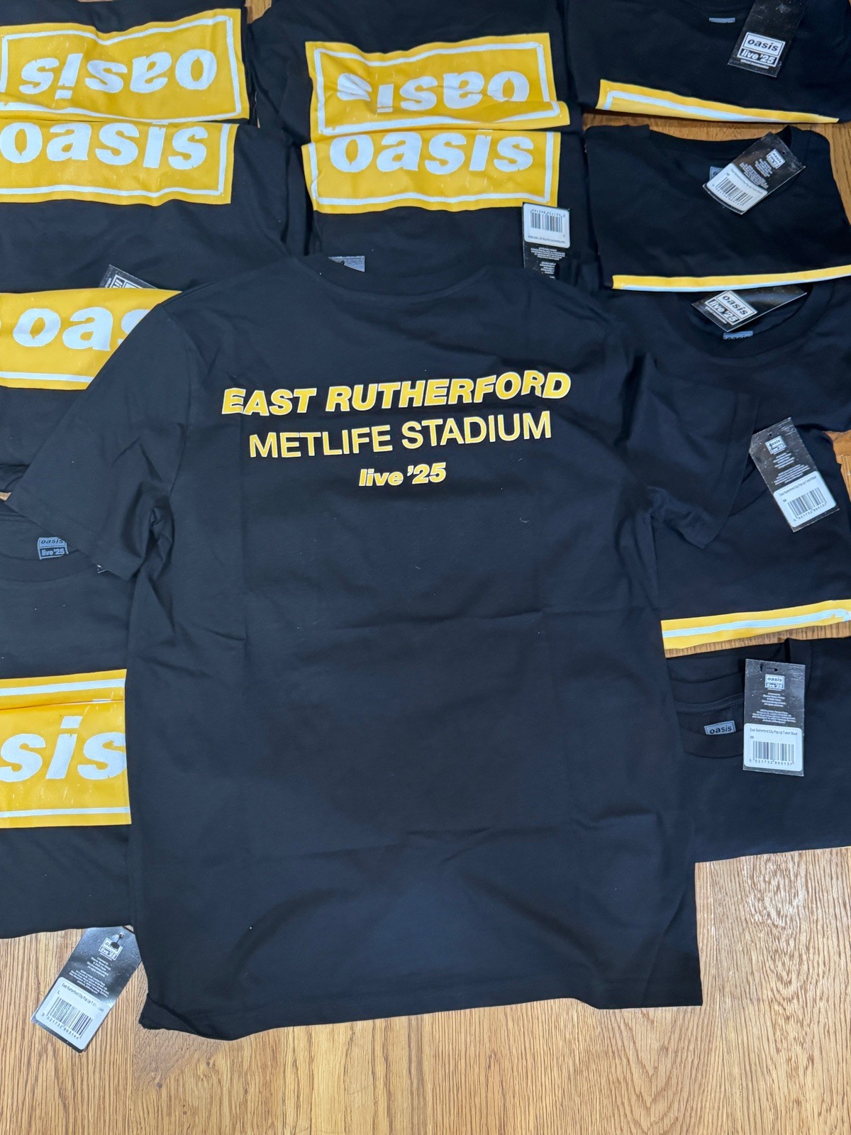 Oasis NEW YORK East Rutherford Official T-shirt MEDIUM  x1 Live 25 SOLD-OUT RARE