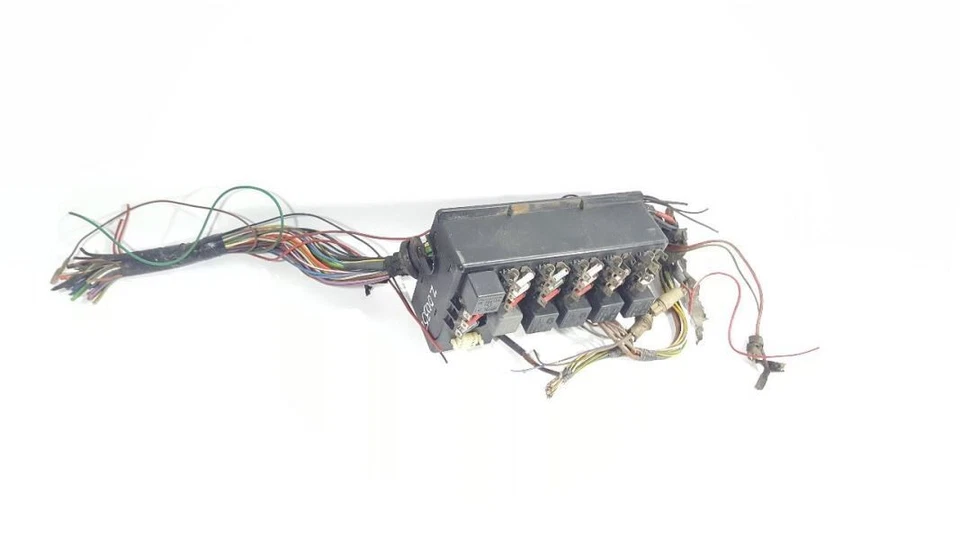 Caja de fusibles debajo del capó OEM 1979 BMW 320I Foto 2 de 4