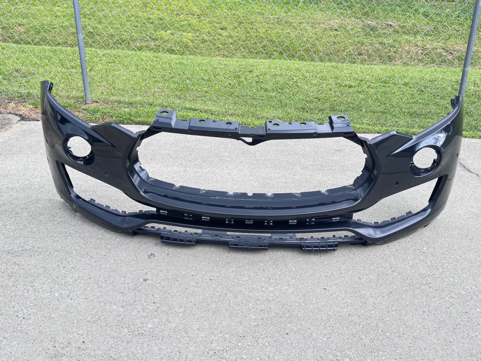 Maserati Levante 2017-2020 Front Front bumper P/N 670040752