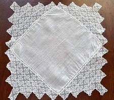 VINTAGE HANKY WHITE WEDDING OR FORMAL LACE UNIQUE DESIGN SMALL FEMININE SWEET