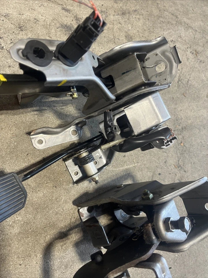 03-08 Nissan G35 350Z Manual Trans 6-Speed MT Brake And Clutch Pedal - Image 4 of 4