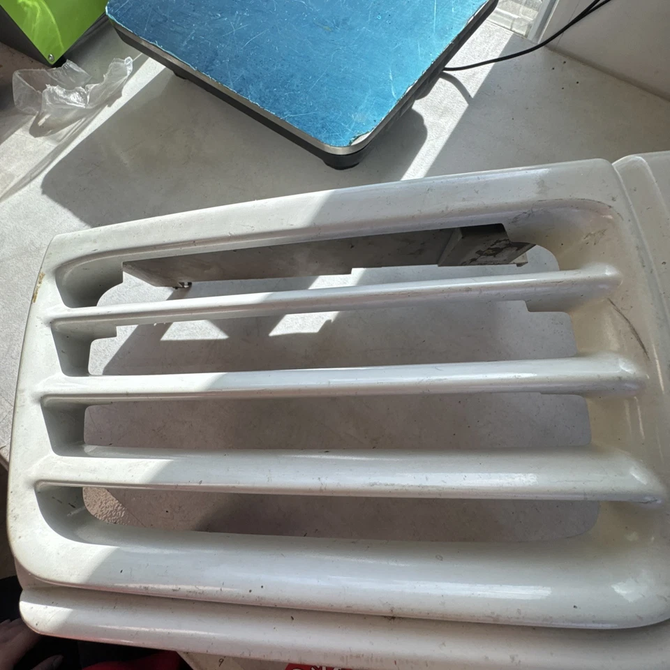 Oldsmobile Bravada 1998-2004 parrilla con emblema 15009417 blanco Foto 3 de 4