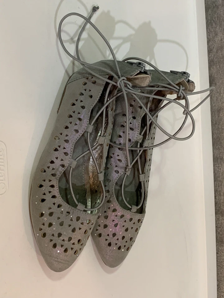 Zapatos planos Justice Girls talla 2 plateados brillantes con tiras recortes con joyas cremallera trasera Foto 2 de 4