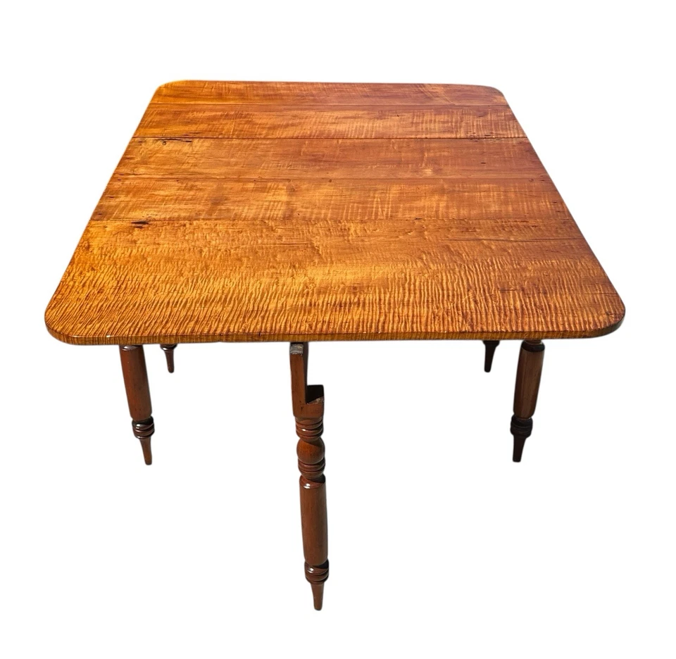 Antigua mesa de comedor de arce y cerezo tigre del período federal de Nueva Inglaterra Foto 4 de 4