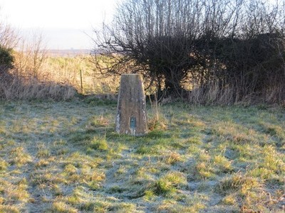 Foto A2 Golden Hill mit seiner Trig-Säule auf einem frostigen März-Morgenrock c2014