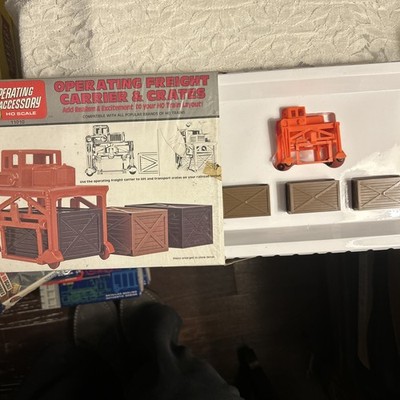 AHM HO Scale Operating Freight Carrier And Crates Vintage New Open Box