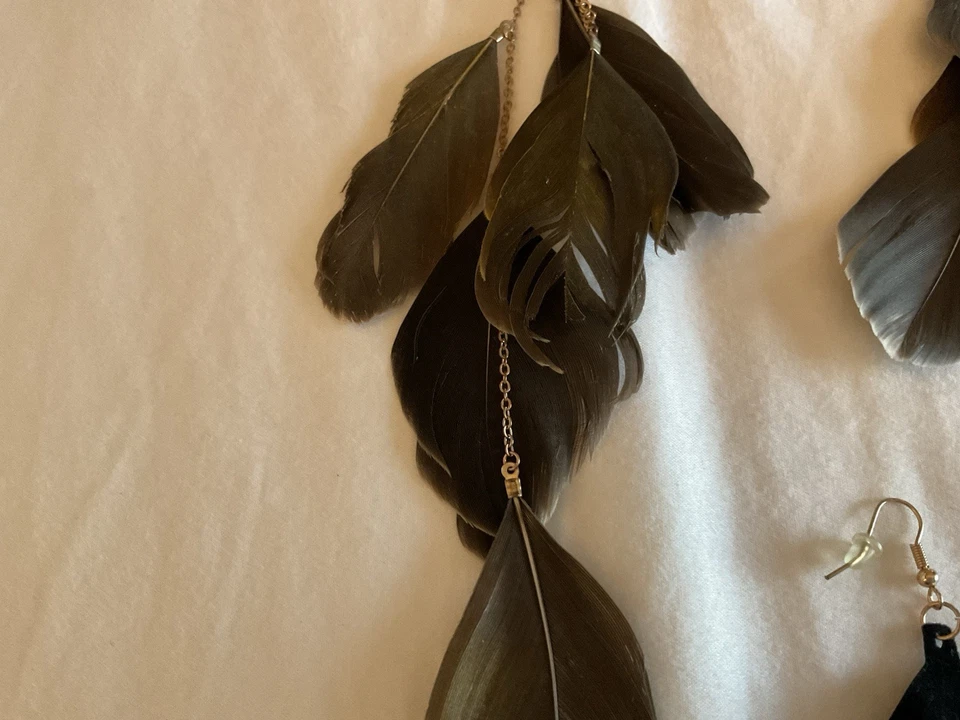 Juego 2 Pendientes Plumas Hombro Largo Cuero Boho Negro Gris Dorado Flecos Cuelgan Foto 2 de 4