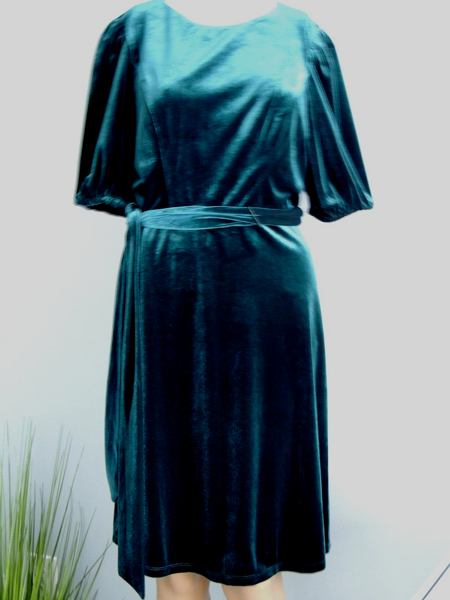 green emerald velvet dress How to Love Emerald Green Velvet Midi Dress, Medium - The Mint Julep Boutique
