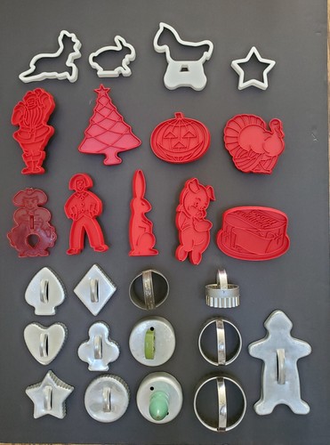 Vintage Lot of 26 Cookie Cutters Biscuit Donut ~Aluminum, Plastic , Some Handles - Picture 2 of 12